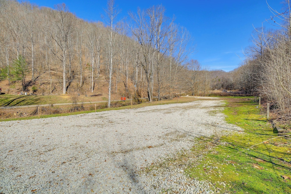 Cabin Close to ATV & Hiking Trails in Delbarton