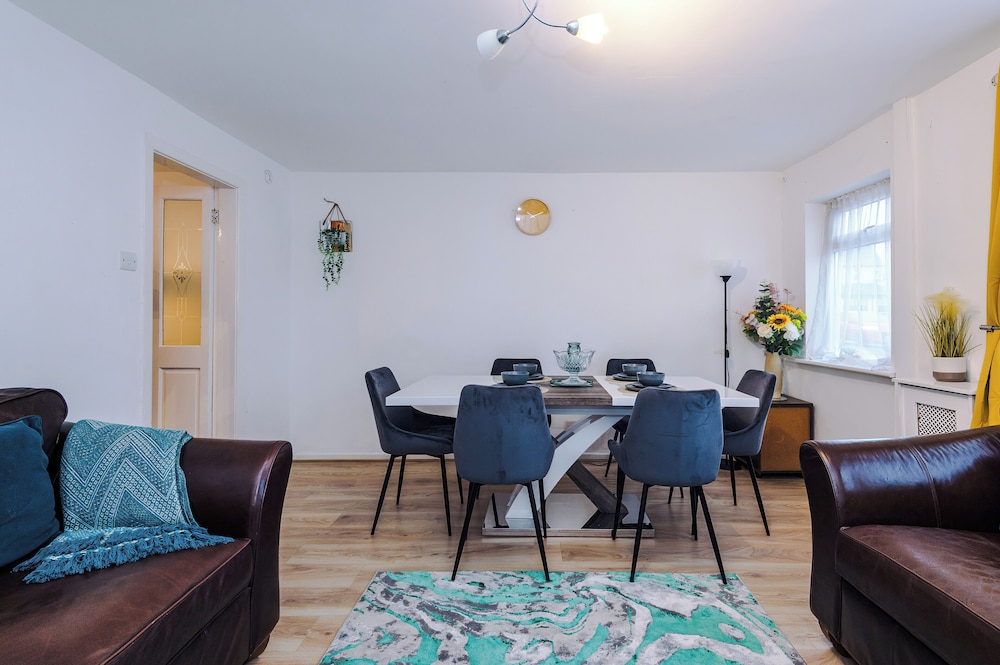 Large Modern 5-Bed House