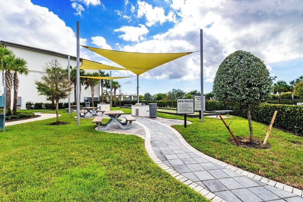Modern 2BR Fort Myers Condo Pool, BBQ & Near Beaches