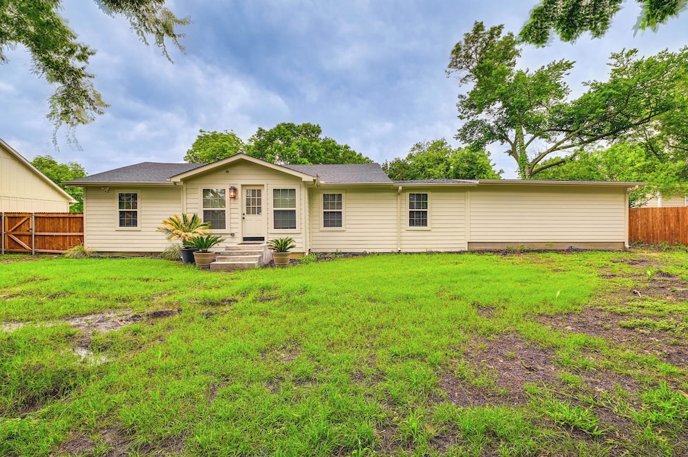 3 Mi to Lake Ray Roberts: Luxe Pilot Point Home view 3