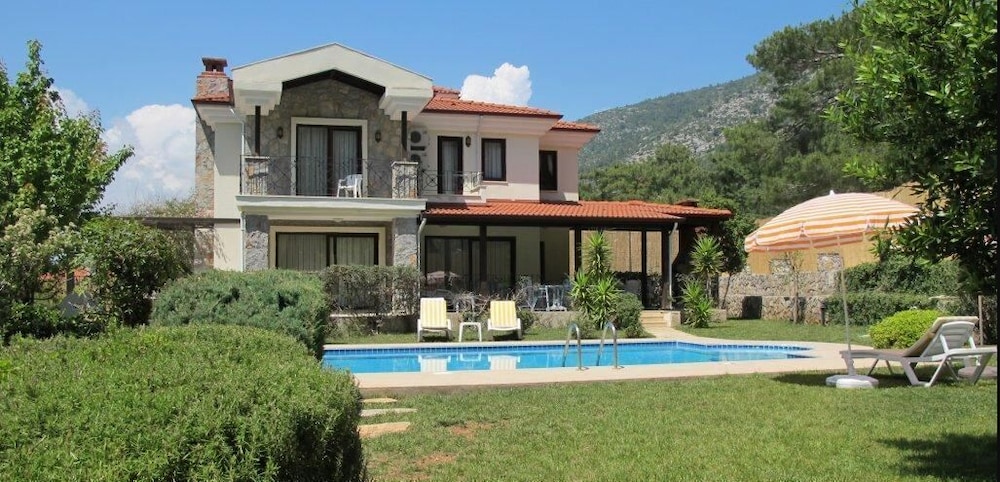 Villa AX08 by JoyLettings view 2