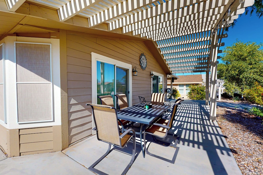 Exclusive 3BR w/ Pool, Hot Tub, W/d, & Clubhouse