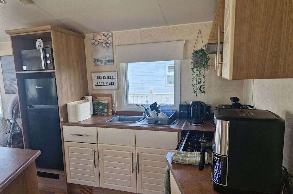 3-bed Caravan, Sleeps 8, Pool & Beach