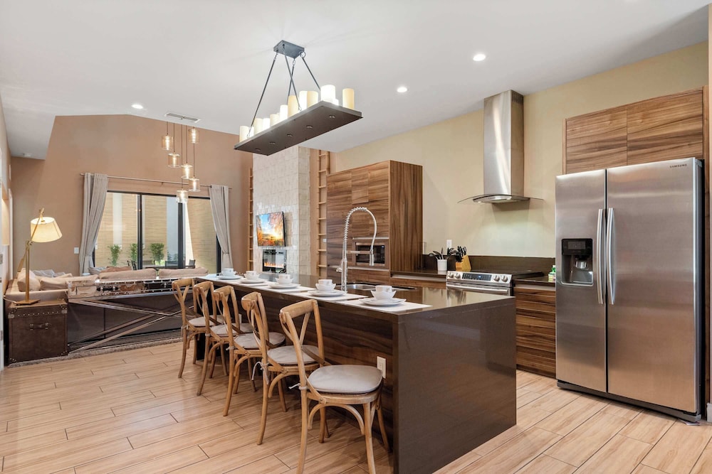 Chic Disney Villa Stunning Patio, Resort Amenities & Minutes From Parks