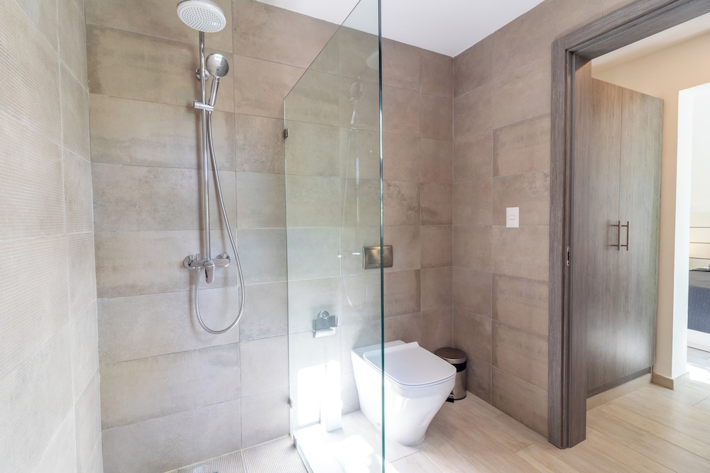 Modern 2BR Apartment - Paseo del Mar