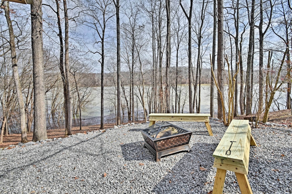 Pristine Lake Barkley Escape w/ Deck, Porch & Bar! view 2
