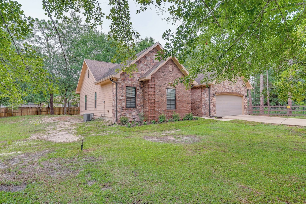 Spacious Yard! Navarre Home in Quiet Neighborhood