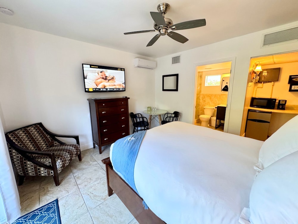 Islands Inn on the Drive - Vista Azul Suite - Queen Bed - A2