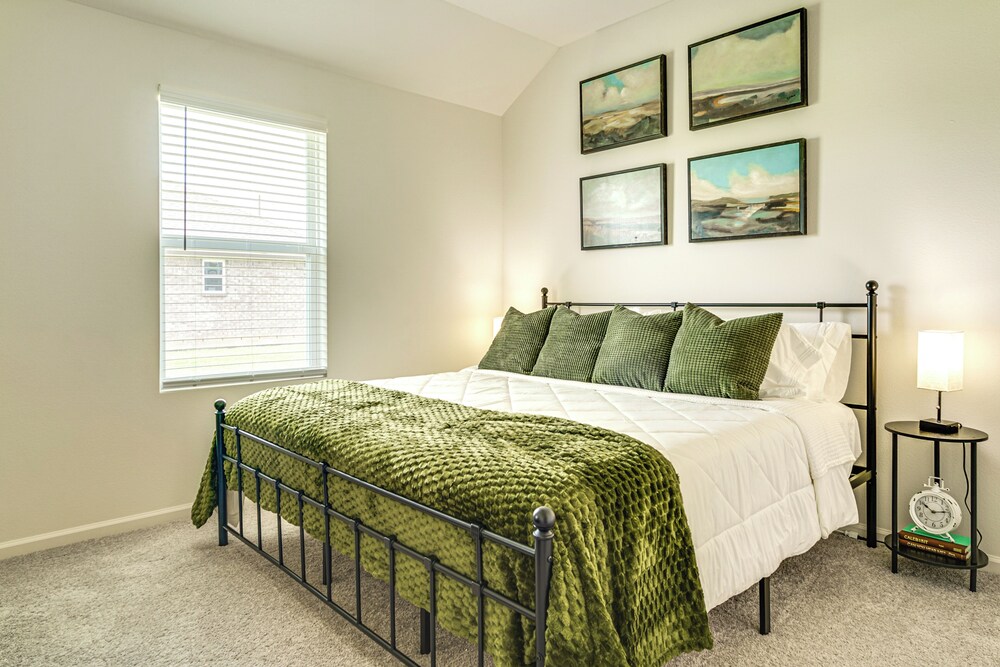 12 Mi to Avery Island: Spacious Family Home!