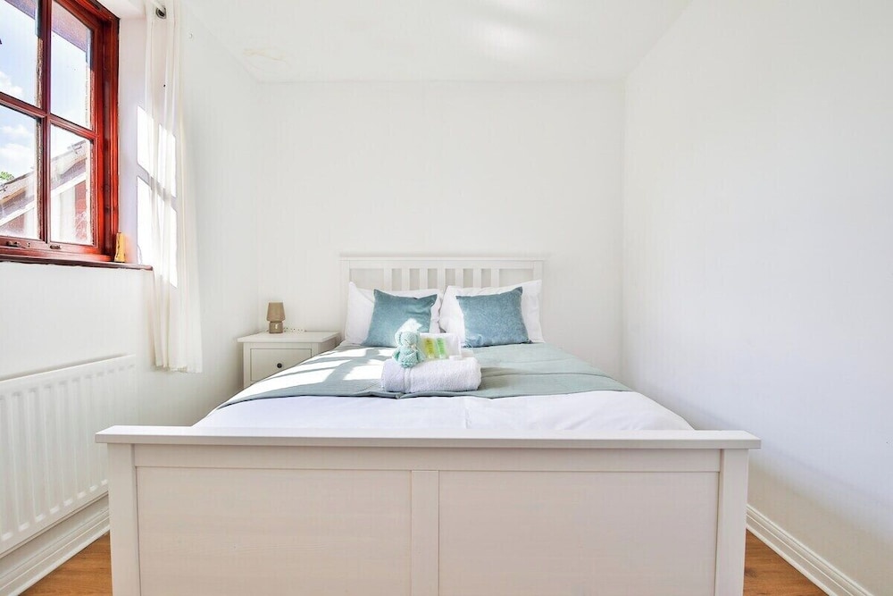 Homely 5 Bed House - 15 Mins to Cardiff City