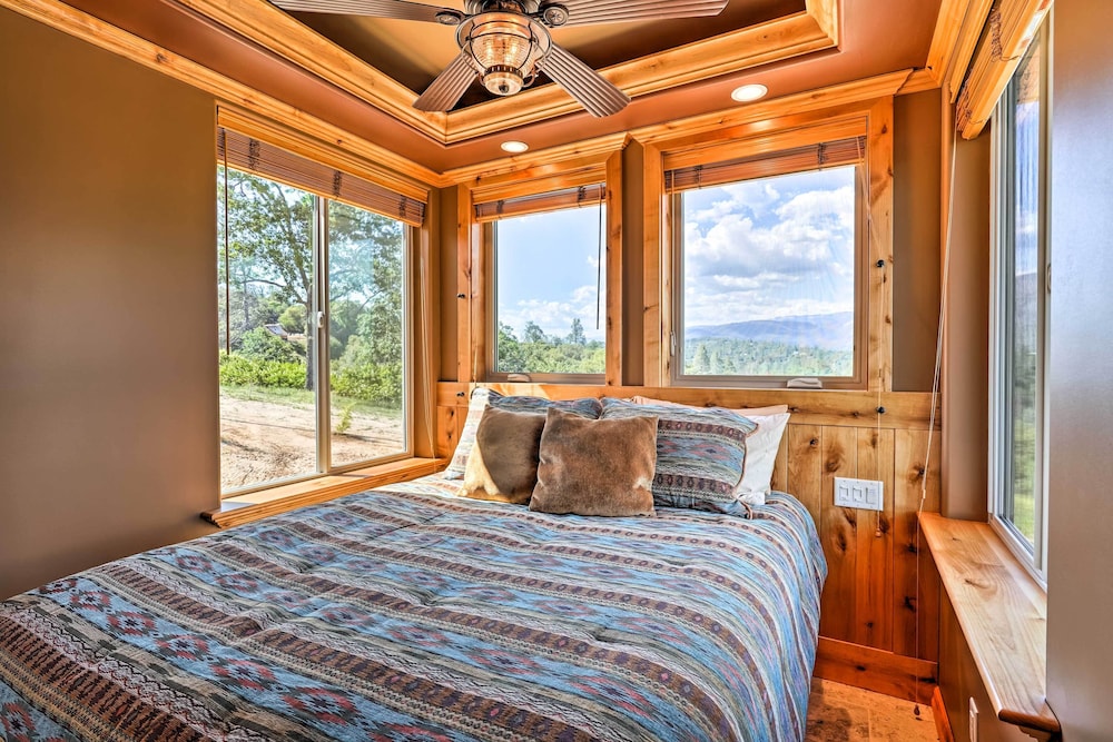28 Mi to Yosemite: Lovely Mtn Cottage w/ Deck! view 2