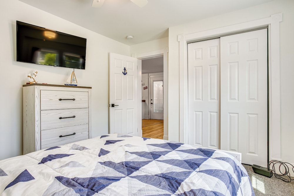 Walk to Beach: Somers Point Apartment! view 3