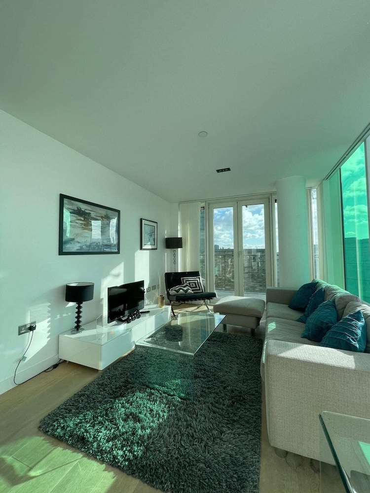 Exquisite 2BD Flat w/ Balcony, Shoreditch!