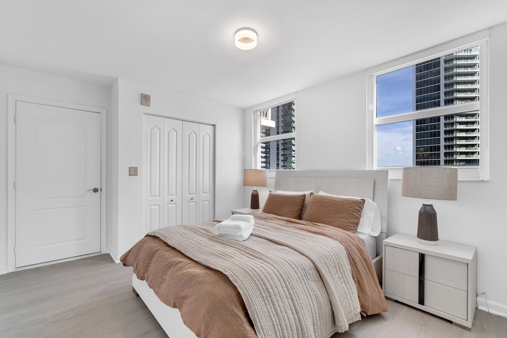 Luxury Apartments W Pool & Ocean views