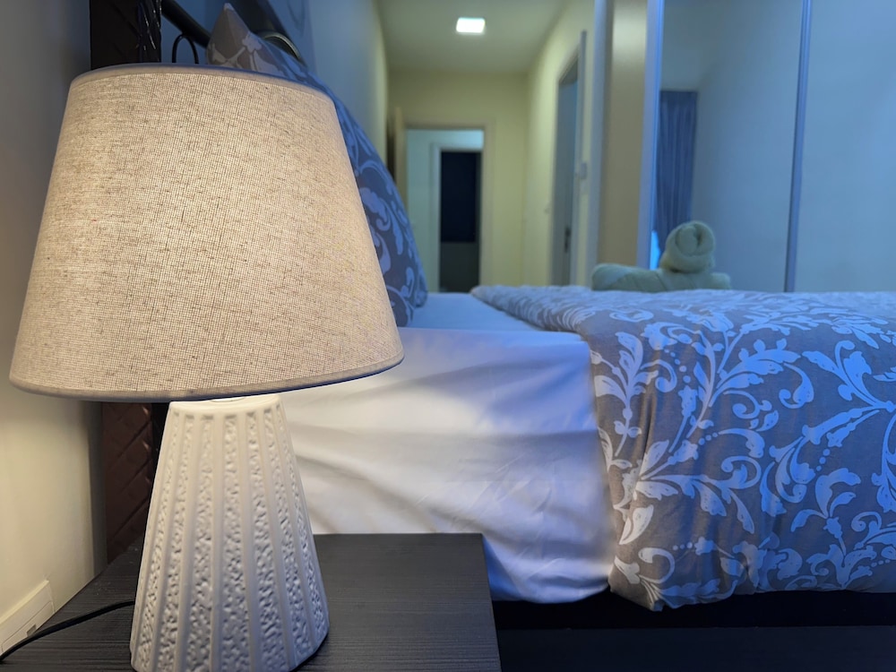 Skyline Luxe 4BR Retreat with En-suites