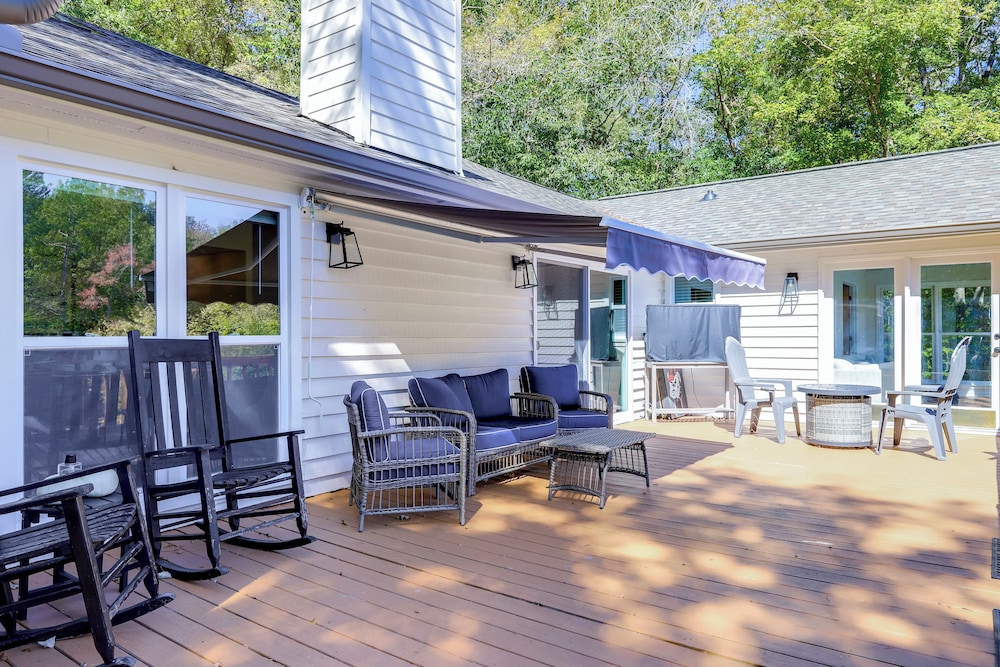 Fire Pit & Kayaks: Lake Oconee Waterfront Escape!
