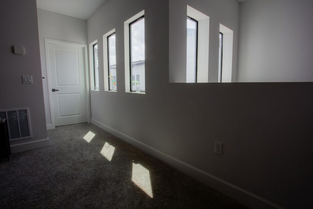Townhome- 4Bd - Close To Parks Shops