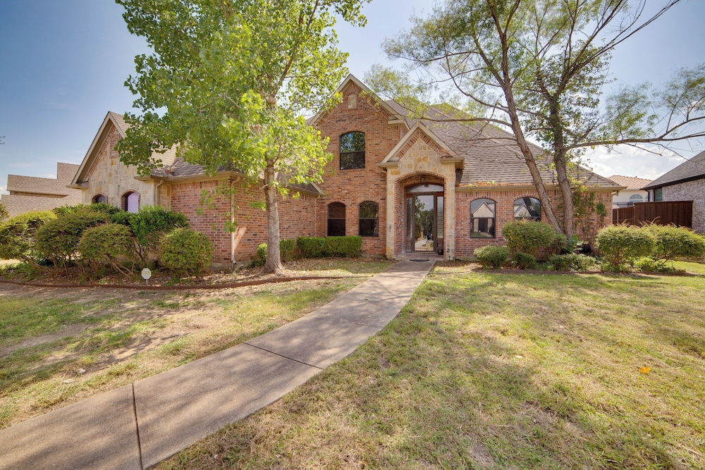 Spacious Texas Retreat w/ Community Pool