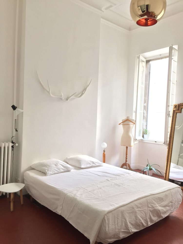 Liberté en Marseille — hotel room