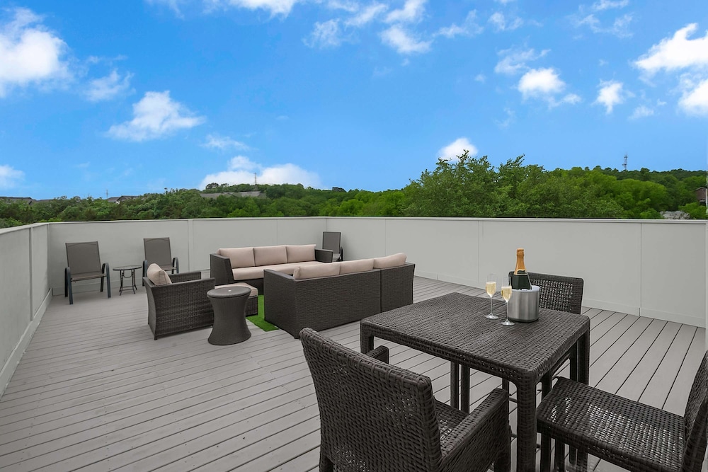 Rooftop Large Backyard Fire Pit Near Downtown Nashville