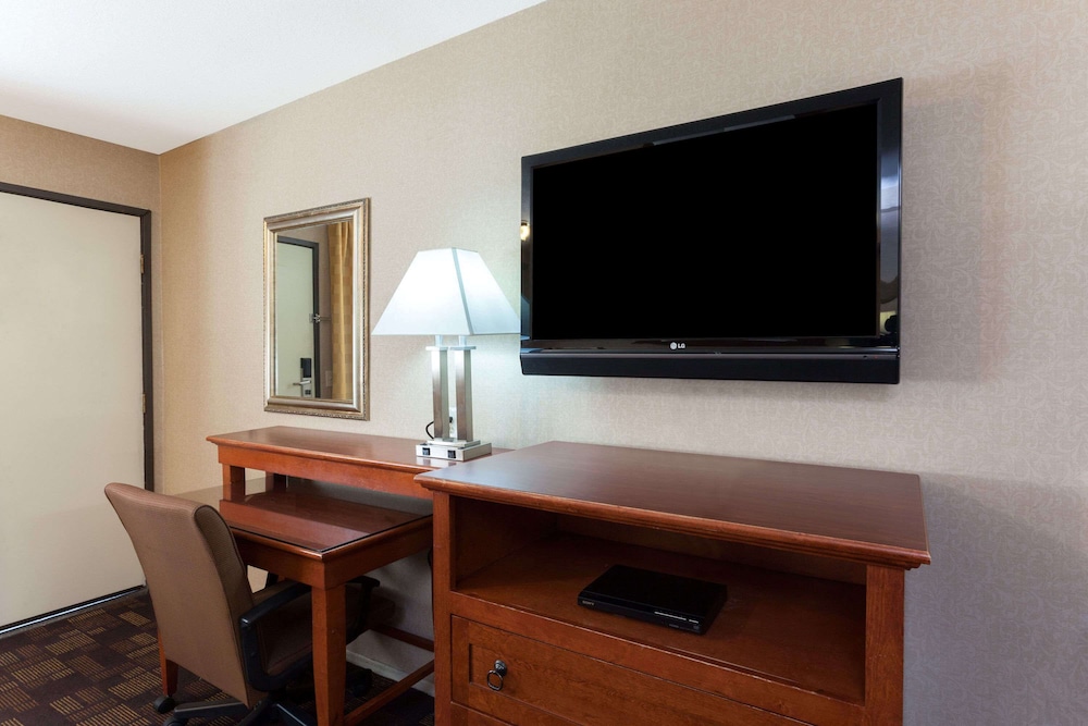 Days Inn by Wyndham Alhambra CA - Property Image 2