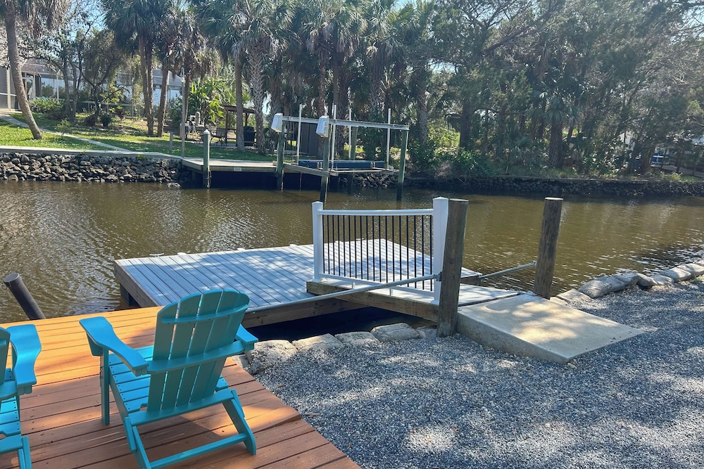 Outdoor Oasis: Canal-front Home in Crystal River