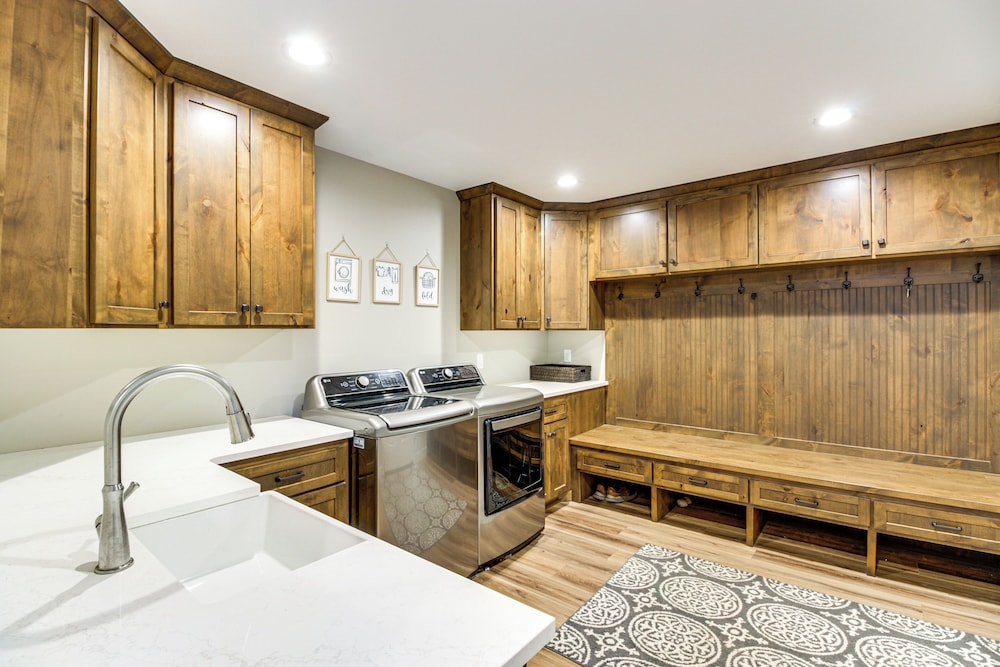 Hot Tub & Game Room: Lakefront Merrifield Retreat!