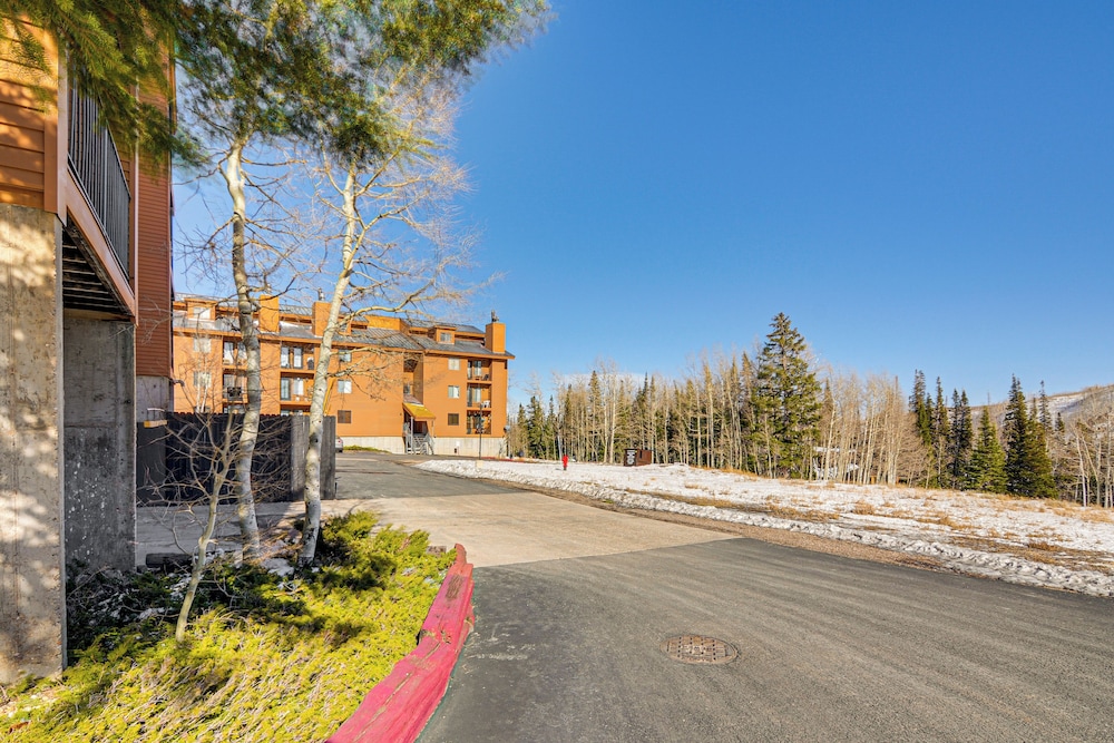 Walk to Lifts: Brian Head Condo w/ Ski Locker!