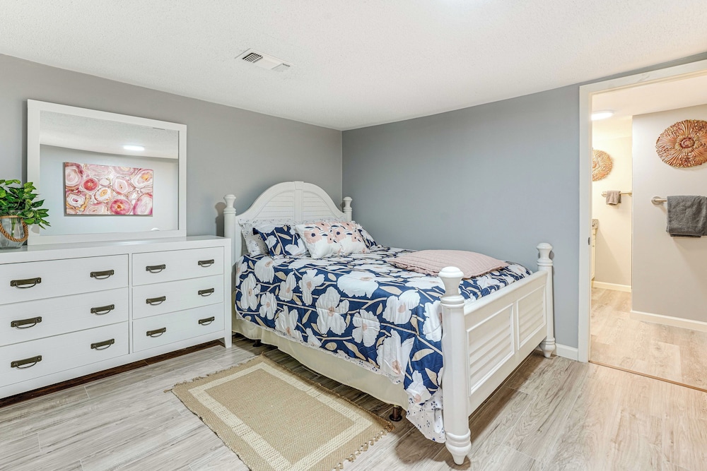Hot Tub & Fenced Yard: Dog-friendly Gem in Denison