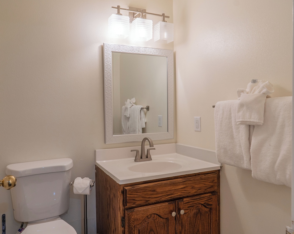Road Creek Inn