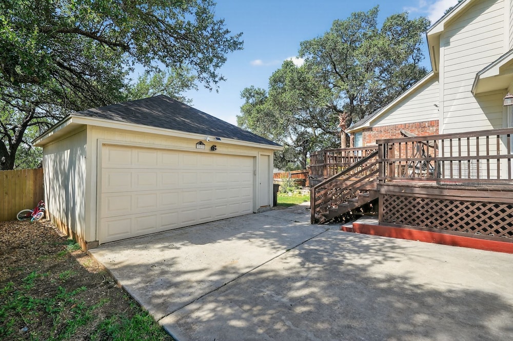 San Antonio Oasis Hot Tub & Pool Access 4 Bedroom Home