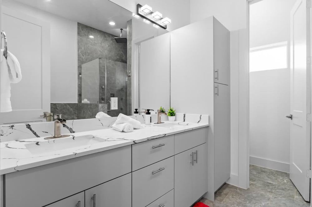 Perfect Houston Group Stay for 12 With 6 Beds 6 Baths