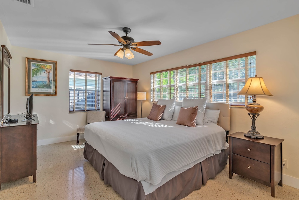 Beautiful Comfy Home With Private Hot Tub Close To Beach 2 Bedroom Home by RedAwning view 4