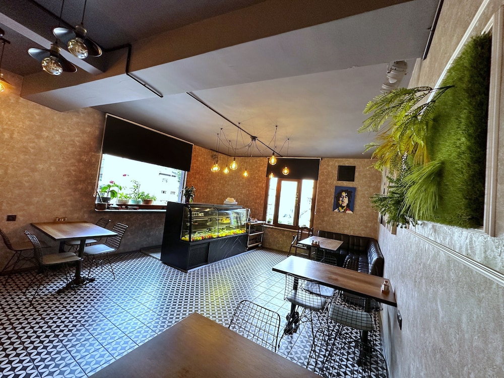 Black Art Otel - Image 10