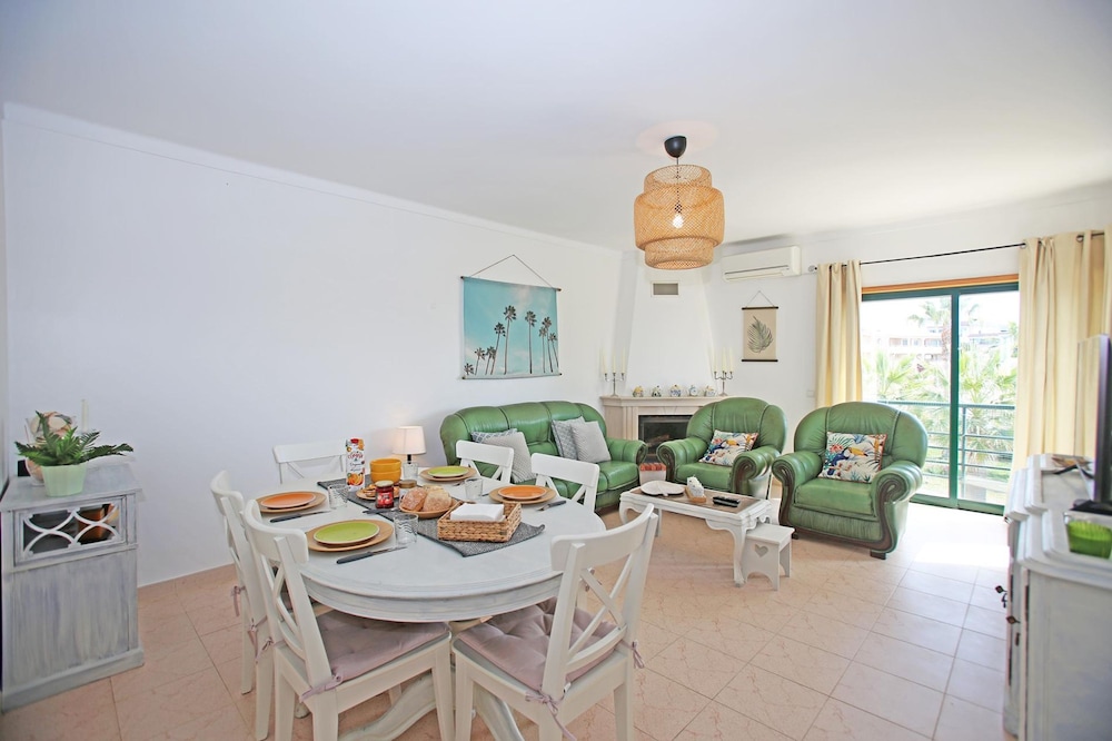 B16 - Sandy Pine Beachfront Flat in Lagos