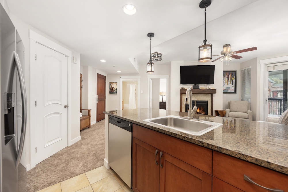 Premium Unit 4663 - One Bedroom w/Full Kitchen - Fraser Crossing/Founders Pointe 1 Condo