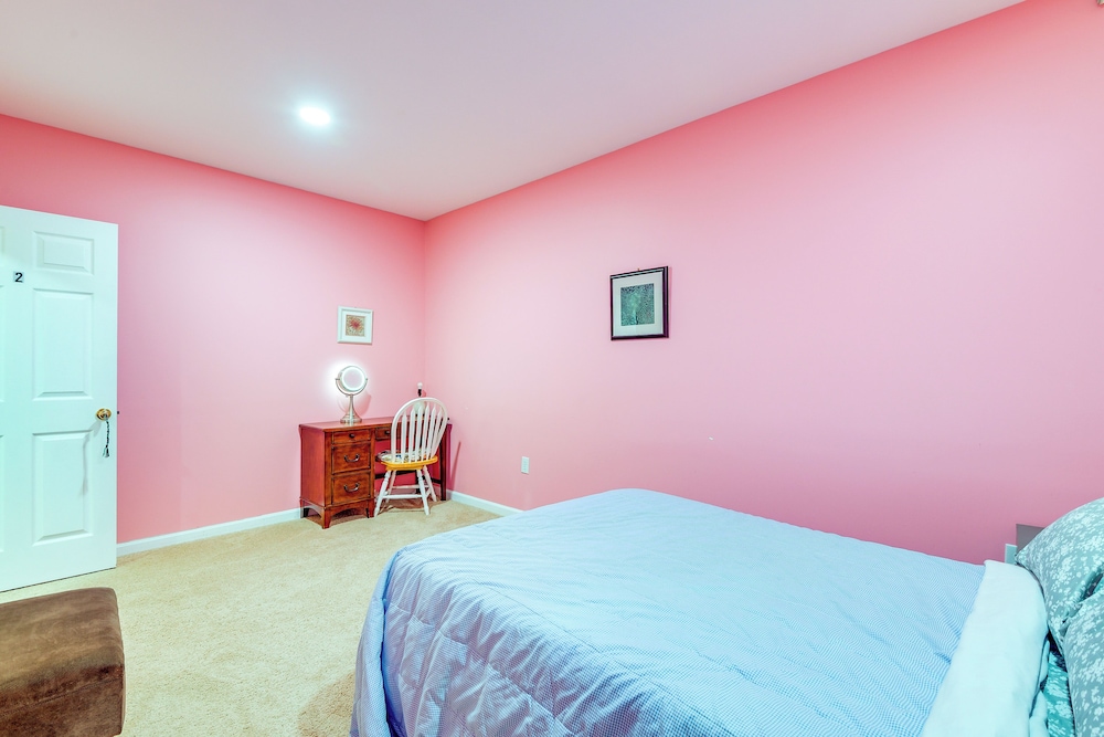 Pets Welcome! Cozy Family Apartment in Sterling