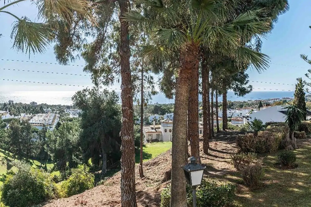 Lovely 2-bed Calahonda Apartment sea & Golf Views