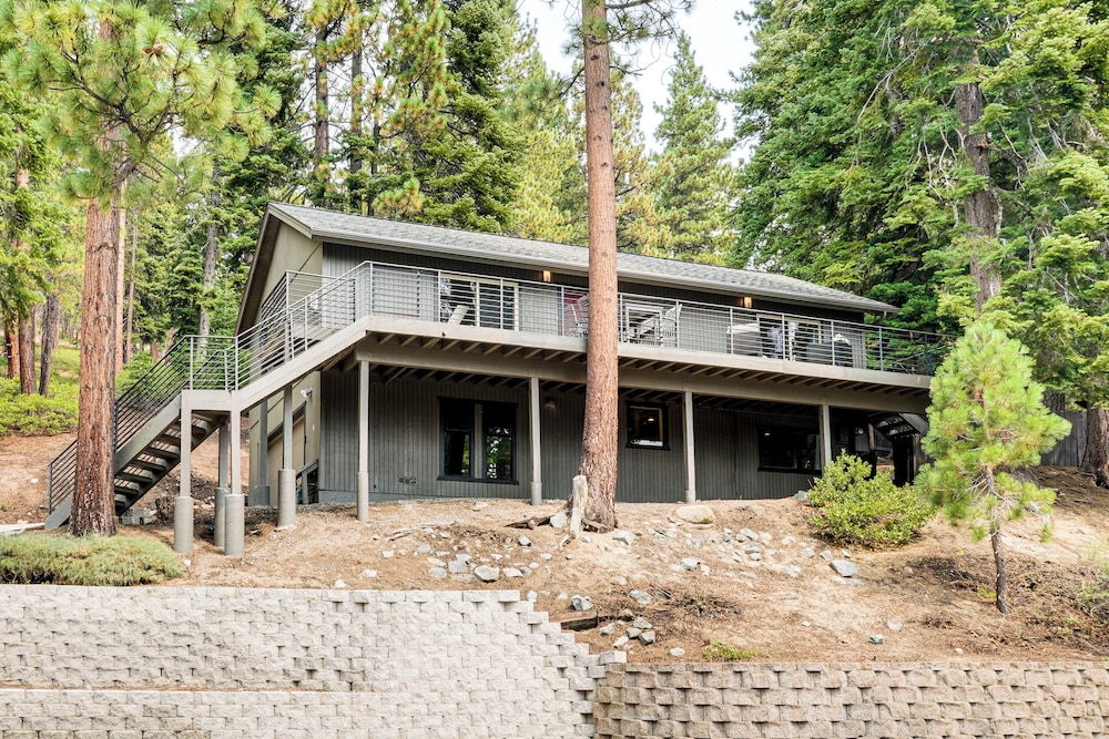 3 Mi to Diamond Peak: Mtn-view Home w/ Fireplace