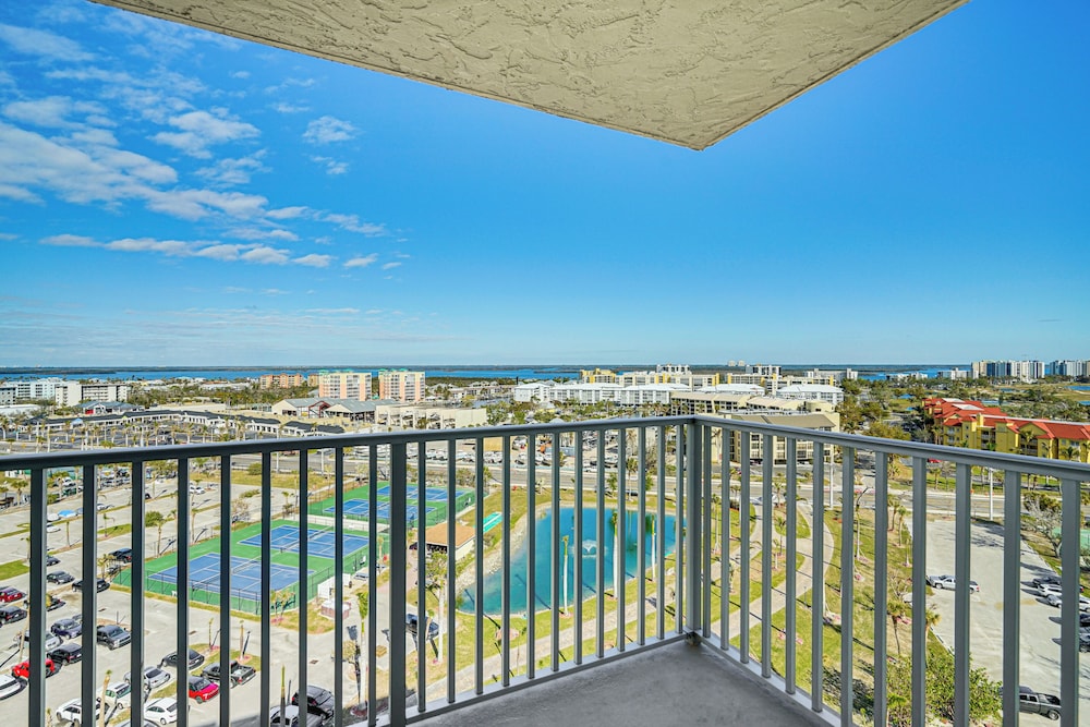 Beachfront Condo w/ Bay View in Fort Myers Beach!