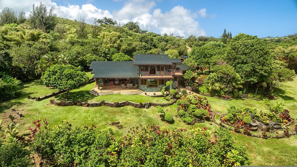 Sea Song in Kilauea With 4 Bedrooms and 6 Bathrooms