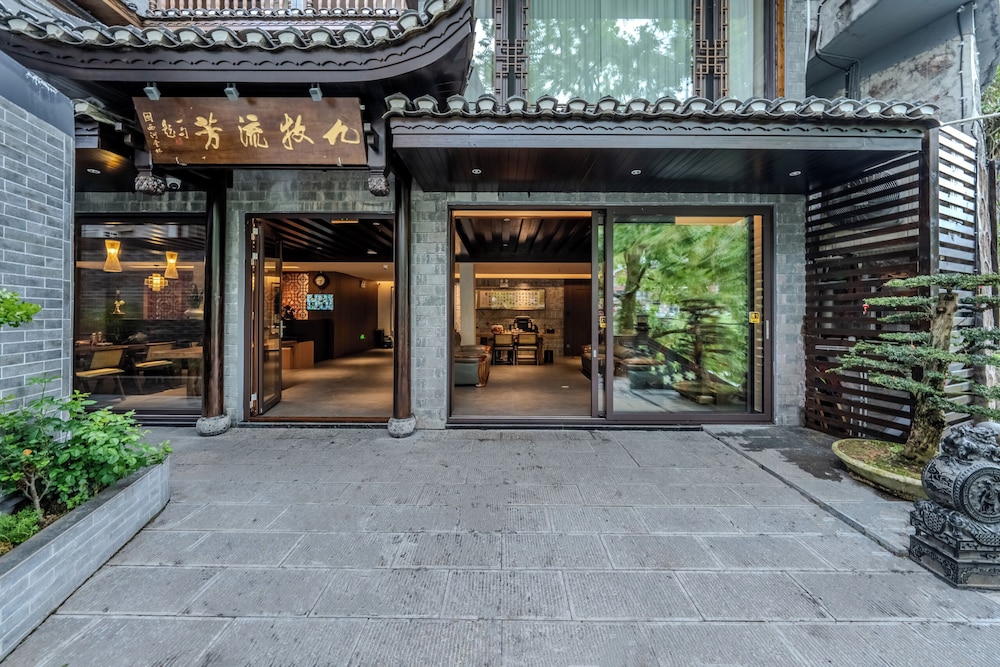 Fenghuang Yiquan River View B&B
