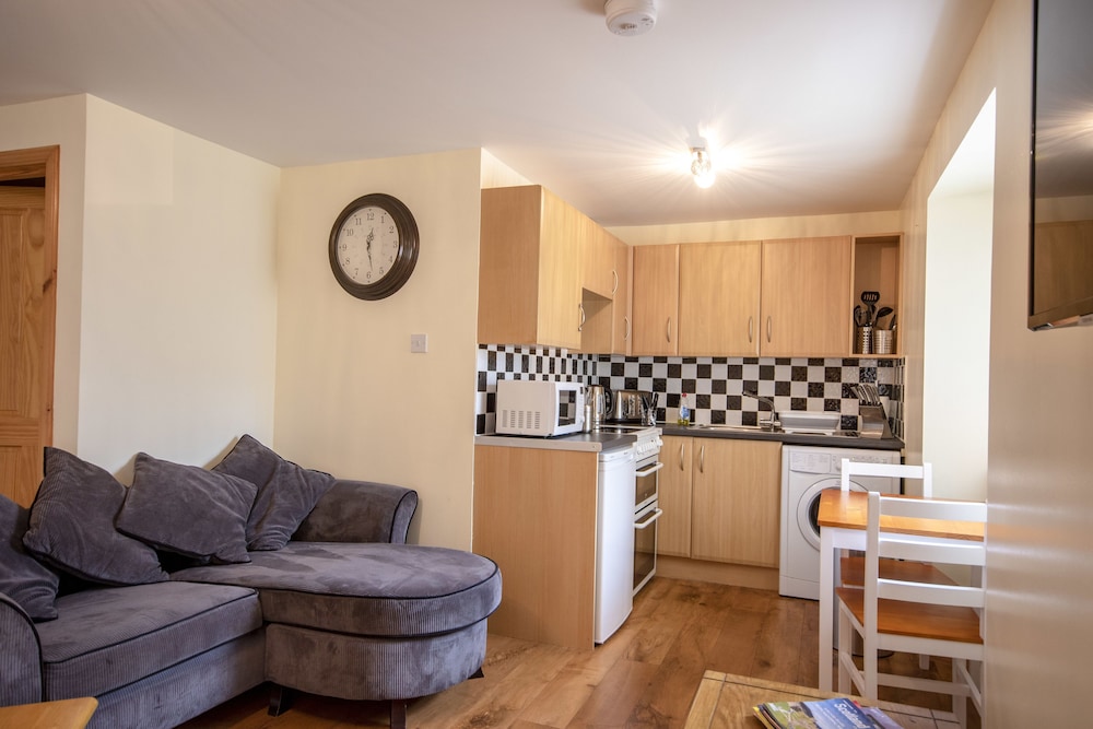 2 Varis Apartments