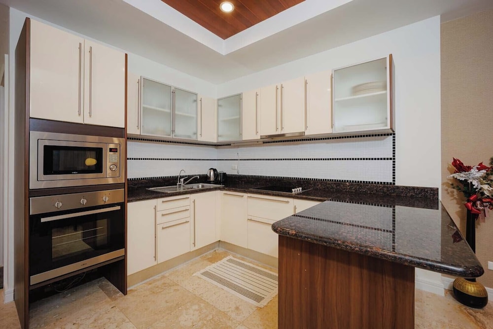 Seaview Condo with Large Pool - BAP1