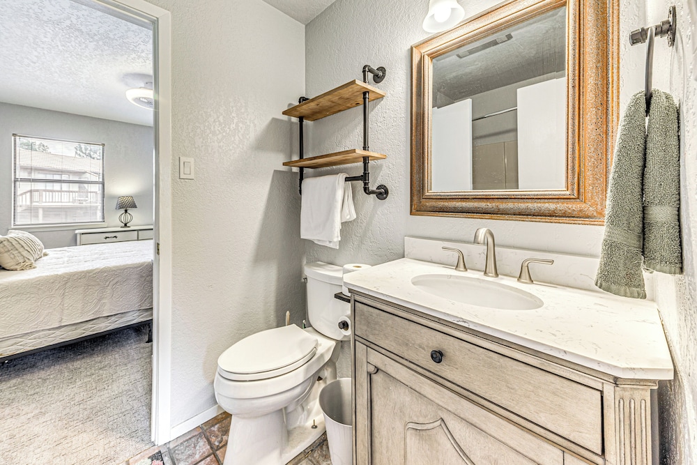 4 Mi to Dtwn: Cozy Family Condo in Ruidoso!