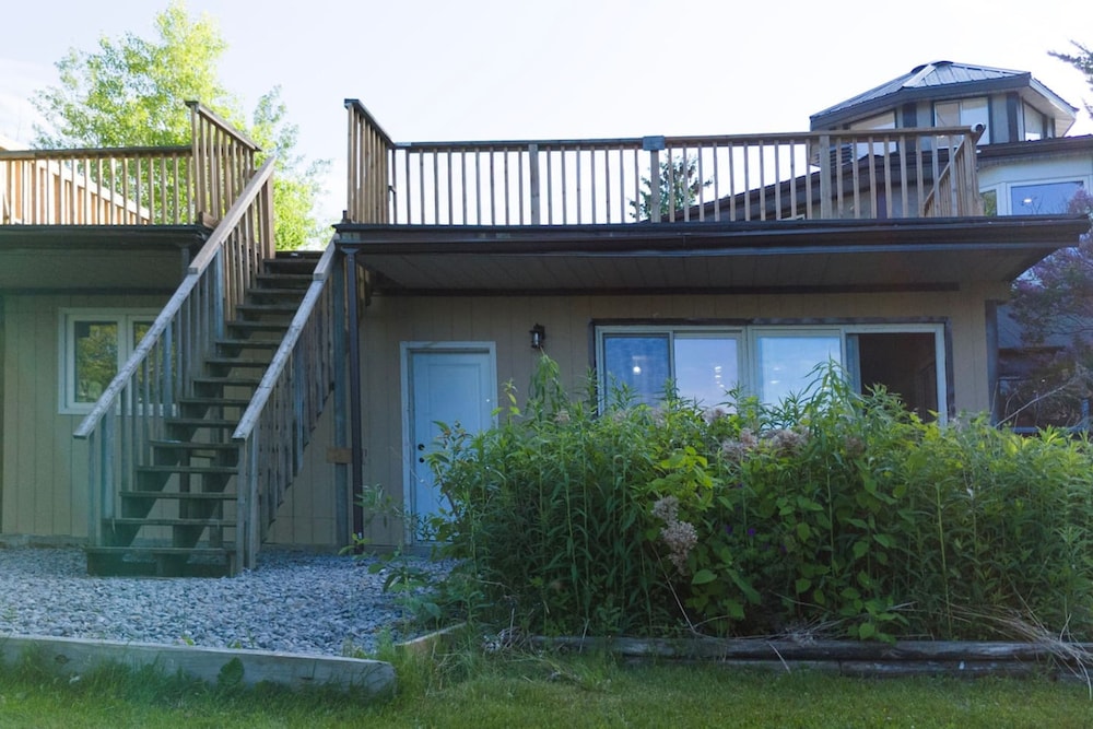 Lakeside 4BR Cottage in Bailieboro w BBQ Grill