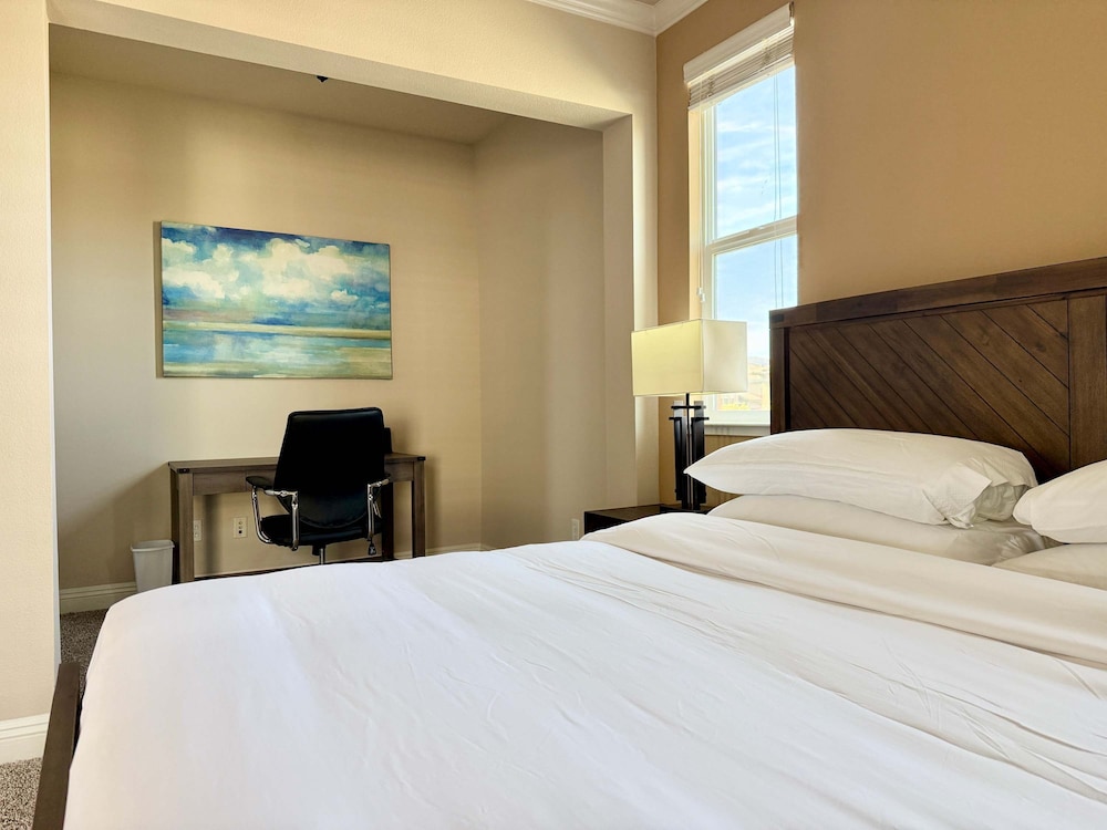 New Trendy 1BR Apartment With Heated Pool Gym Minigolf