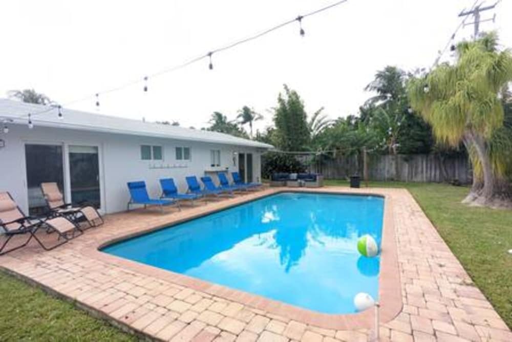 617 NW 30 CT Pool Patio 5Bd 3bath Fire Pit Parking for 3
