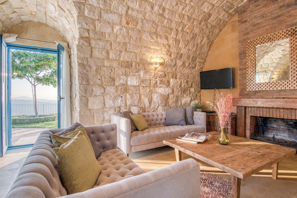 Red Oak House With Garden & Terrace in Assia, Batroun