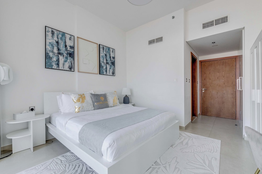 Globalstay Luxury Azizi Mina Beachfront